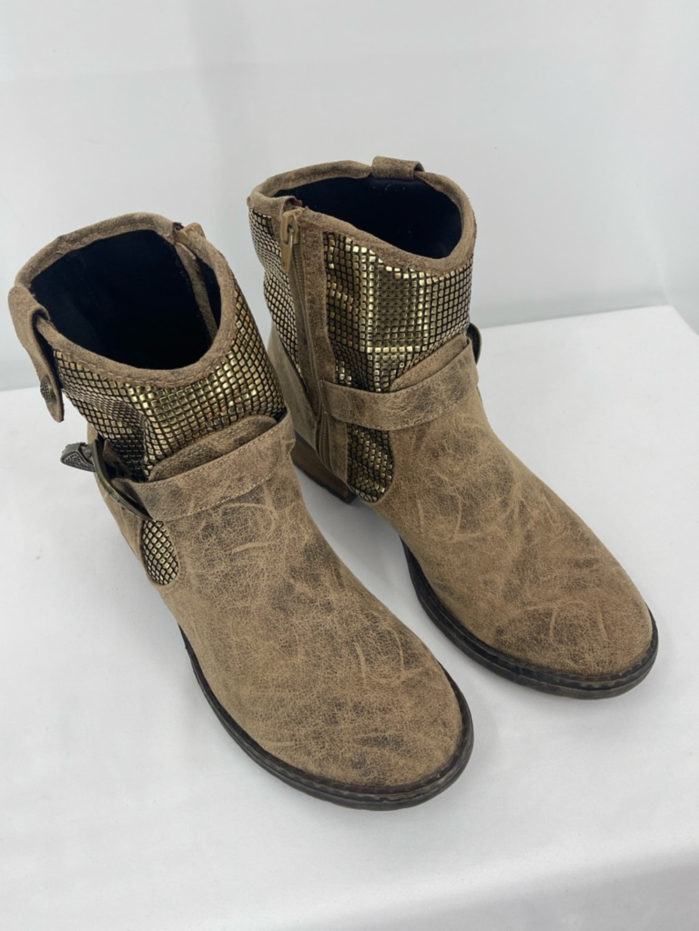 DOLCE BY MOJO MOXY Tan Suede-Look Ankle Boots with Gold Studded WOMENS SIZE 8.5